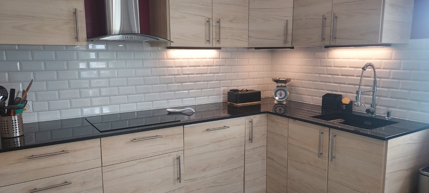 Cette réalisation met en avant un plan de travail sur mesure en granit Noir Galaxy finition brillant extra