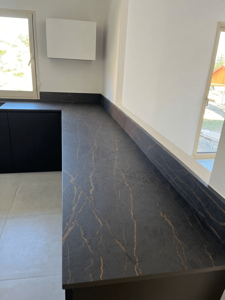 Cuisine moderne avec plan de travail en Dekton Laurent effet marbre noir veiné doré installé chez un client près de Lyon