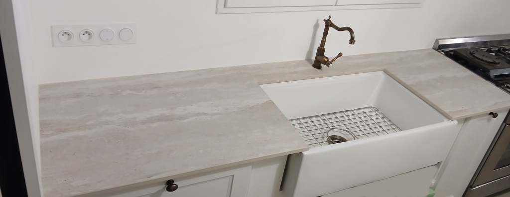 Cuisine avec plan de travail en céramique Ascale Tivoli White effet travertin installée chez un client près de Lyon